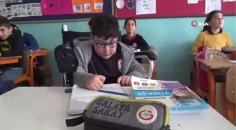 Tekerlekli sandalyeyle okula giden arkadaşlarının en büyük destekçileri oldular