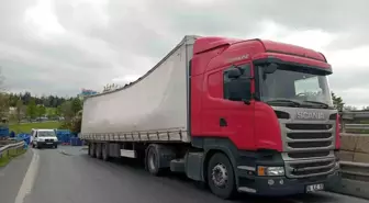 Tır'ın dorse kapağı açıldı onlarca su damacanadaki yola döküldü