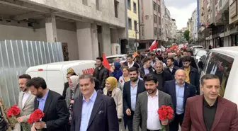 Zeytinburnu'nda gerçekleştirilen sevgi yürüyüşüne vatandaşlardan yoğun ilgi