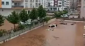 Adana'nın Kozan ilçesinde sağanak yağışın etkisi devam ediyor