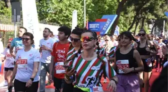 Gençlik ve Spor Bakanı Kasapoğlu, Maratonİzmir'de 10 kilometrelik yol koşusuna katıldı