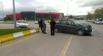 Çorum'da iki otomobilin karıştığı kazada 1 kişi yaralandı