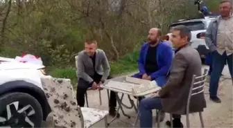 Damat arkadaşları tarafından okey masasına oturtuldu