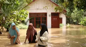 Endonezya'da Bir Köy Sel Suları Altında Kaldı