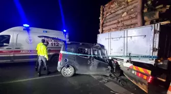 Odun yüklü kamyona çarpan aracın sürücüsü olay yerinde hayatını kaybetti