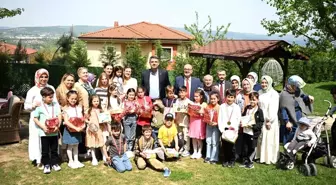 Halk oyunları yarışmasında birinci olan minikler Başkan Kocaman'ın misafiri oldu