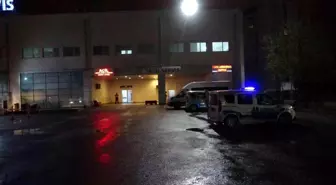 Malatya'da hasarlı binanın duvarı çöktü: 1 ölü