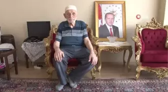 Mitinge gitmek için merdivenleri yürüyerek çıkan Hüseyin Dede, 'Cumhurbaşkanımız arayınca çok sevindim'