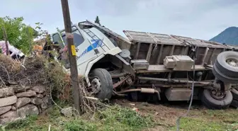 Balıkesir'de kereste yüklü kamyon devrildi: 4 yaralı