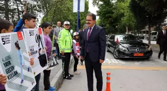 Öğrenciler trafik polisi oldu, trafik kurallarına dikkat çekti