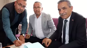 CHP'den istifa eden muhtar MHP'ye katıldı