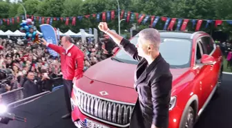 Özcan Deniz, konserde sahneye Togg ile geldi