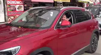 Yerli otomobil Toggu yakından inceleyen vatandaşlar: Allah cumhurbaşkanımızdan razı olsun