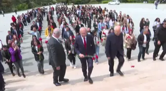 Kılıçdaroğlu Gençlerle Birlikte Anıtkabir'e Çıktı