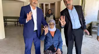 110 yaşındaki Safiye nine oy kullanmak için sandık başına gitti