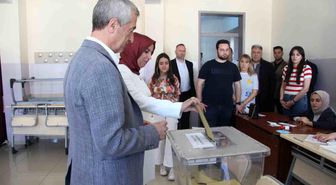Başkan Tahmazoğlu eşiyle birlikte oyunu kullandı
