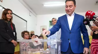 DEVA Partisi lideri Babacan ve eşi oylarını kullandı