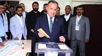 Kabine'den ilk oy veren bakan Bekir Bozdağ oldu: Seçimlerin Türkiye'ye hayırlı olmasını diliyorum