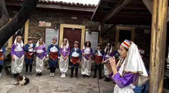 Marmarisli öğrenciler işaret dili ile Kerimoğlu Türküsünü söyledi