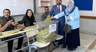 Oyunu annesiyle birlikte kullanan Başkan Yılmaz'dan demokrasi vurgusu