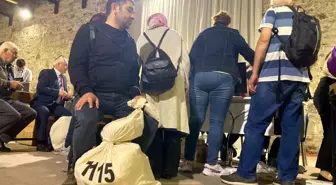 İzmir'de ilçe seçim kurullarında oy pusulası yoğunluğu