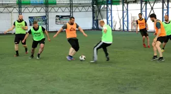 Ağrı Milli Eğitim Müdürü Kökrek, öğretmenler arası futbol turnuvasında sporculara tatlı ikram etti