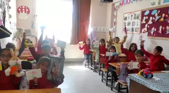 Oyuncak, kitap ve alışveriş malzemelerinden oluşan kolileri depremzede arkadaşlarına gönderdiler