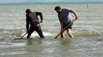 Zorlu göçün önündeki engeli fark eden mahalle halkı küreklerle seferber oldu