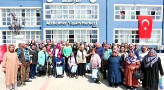 Alzheimer Yaşam Merkezi'ndeki anneler unutulmadı