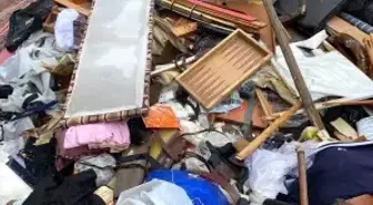 Ölen babalarının eşyalarını balkondan attılar
