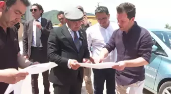 İzmir Balçova'da Prof. Dr. Ahmet Taner Kışlalı Caddesi asfaltlanıyor