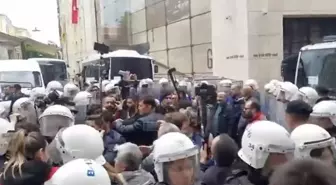 Cumartesi Anneleri'nin, Galatasaray Meydanı'ndaki 947'nci Hafta Buluşmasına Polis Müdahale Etti: 13 Kişi Gözaltına Alındı