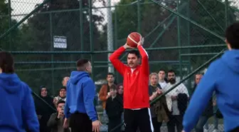 Bakan Kurum gençlerle basketbol oynadı