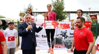 Başkan Beyazgül, Şanlıurfa'da düzenlenen 19 Mayıs Gençlik Koşusu ödül törenine katıldı