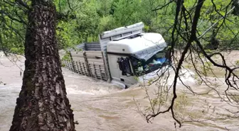 Munzur Çayı'na uçan kamyon çıkarıldı