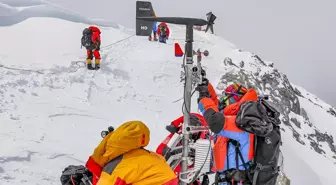 Çinli Bilimsel Keşif Ekibi, Everest Dağı'ndaki Meteoroloji İstasyonunun Bakımını Yaptı