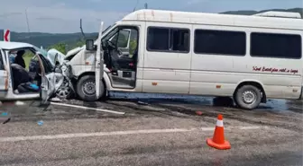 Öğrenci servisi ile otomobil çarpıştı! 1 kişi öldü, 11 kişi yaralı