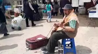 Dinar'ın tek sokak müzisyeni geçimini şarkı, türkü söyleyerek sağlıyor