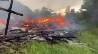 Yıldırım yangına sebep oldu, alevlere teslim olan 2 ev küle döndü