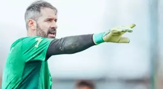 Bursaspor forması da giyen 37 yaşındaki kaleci Scott Carson, Manchester City ile nikah tazeledi