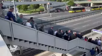 Yenibosna'da Metrobüs Kuyruğu Üst Geçidi Kilitledi