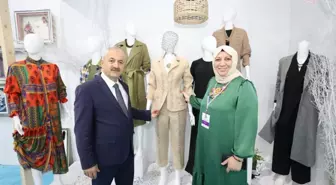 Moda Tasarımcısı Çöpten Takım Elbise Dikti