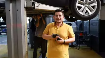 Genç Öğretmen Otomobilinin Altında Sıkışan Yavru Kediyi Sahiplendi