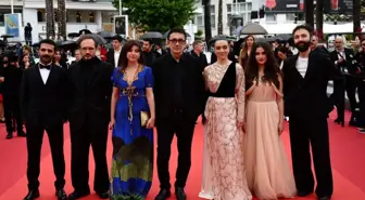 Kuru Otlar Üstüne filminin konusu nedir? Kuru Otlar Üstüne filmi nerede çekildi? Kuru Otlar Üstüne oyuncuları kimler?