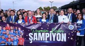 Bursa Büyükşehir Belediyespor Kadın Hentbol Takımı şampiyonluğu kutladı