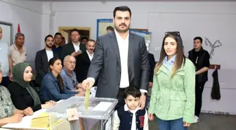 AK Parti İzmir Milletvekili Eyyüp Kadir İnan, Cumhurbaşkanlığı 2. tur seçimi için sandık başında