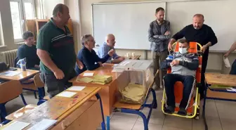 Hasta vatandaşlar ambulanslarla sandık başına taşındı