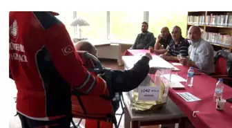 Ameliyatla ayağı kesilen vatandaş tekerlekli sandalyeyle oy kullanmaya geldi