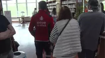 Ayağı kesilen adam oy kullanmaya tekerlekli sandalyeyle getirildi