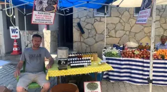 Fethiye'de esnaf, turistlere doğal çörek otu yağı satışı yaparak yardımcı oluyor